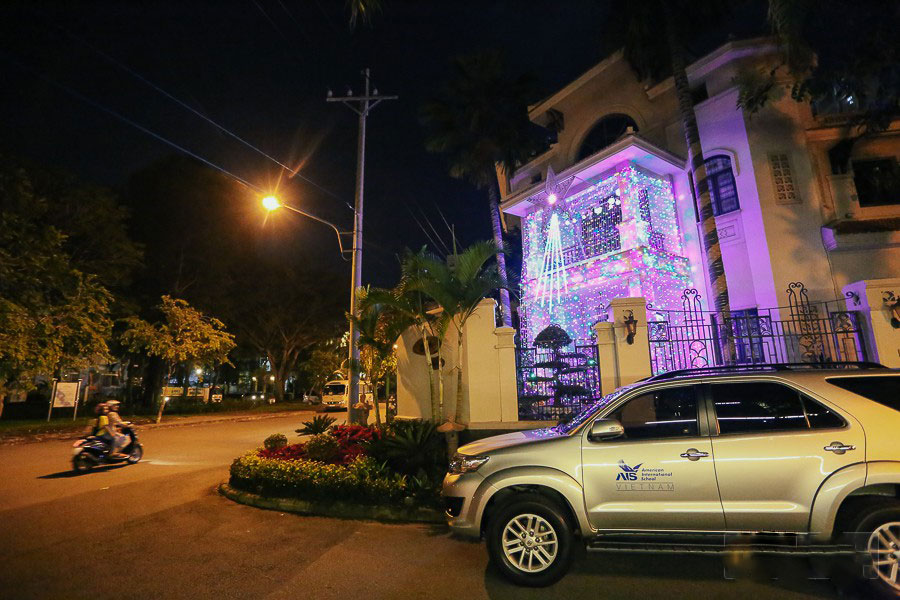 Chùm ảnh: Những chủ biệt thự ở phố nhà giàu Sài Gòn đầu tư cả chục triệu đồng trang trí Noel